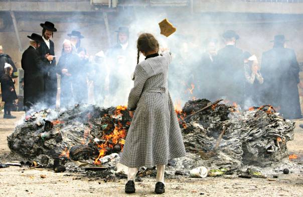 שבוע אחד של תיקון עולם התוהו. שריפת חמץ, ירושלים צילום: AP