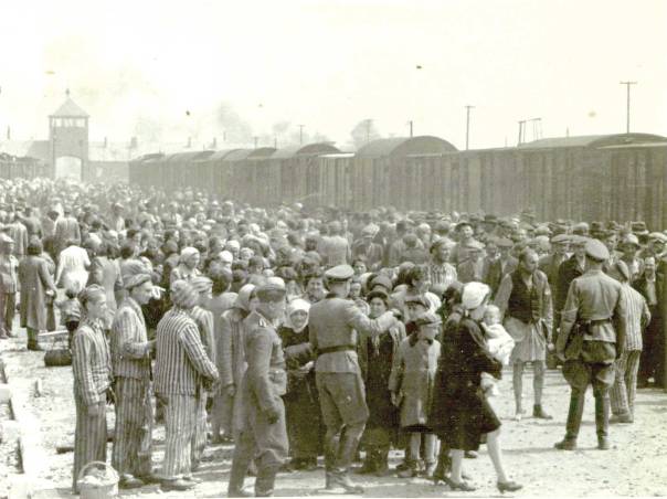 למעלה מחצי מיליון יהודים נטבחו תוך חודשיים בלבד. יהודים הונגרים בהגיעם למחנה ההשמדה אושוויץ צילום: אי.פי