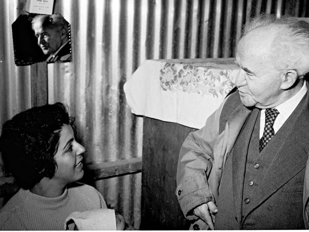 "נסתלקה השכינה מעדת יהודי המזרח". דוד בן-גוריון בביקור במעברה, 1959צילום: פרידן משה, לע"מ