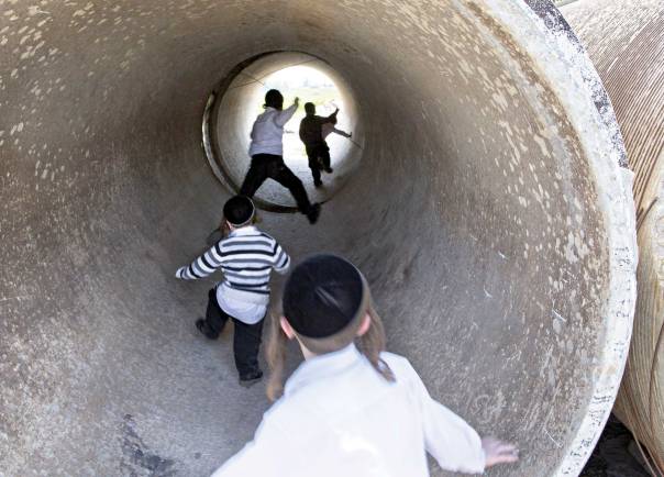 "שנן לבניך, שעליהם לשנן לבניהם, שעליהם לשנן לבניהם...". ילדים משחקים ליד מפעל המצות, מושב קוממיות 2014  צילום: אי.פי.איי