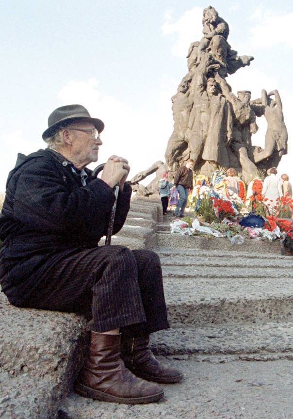 קהילה בעלת שורשים עמוקים מאוד. יהודי אוקראיני ליד האנדרטה בבאבי יאר, 2000 צילום: אי.פי.איי