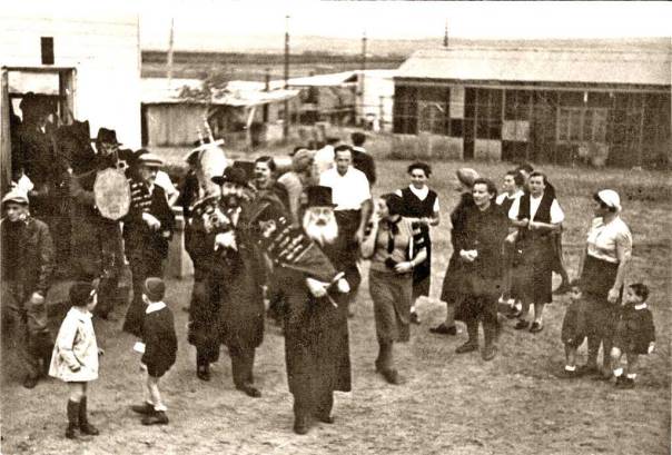 צירוף ייחודי של לאומיות ודת. חלוצים דתיים ברודגס, פתח תקווה, 1930