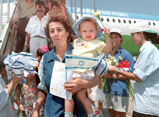 בשר מבשרנו. עולים מאוזבקיסטן, נתב"ג, 1998  צילום: AFP, למצולמים אין קשר לכתבה