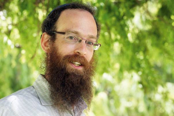 צביקי הירש:  האמירה הציבורית של "בית הלל" בעייתית מאוד. אני לא מוצא בקריאות הציבוריות שלהם הזדמנות אמיתית לצאת מאזורי הנוחות שלנו כחברה אנושית מערבית. האם באמת צריך בית מדרש כל כך רחב כדי לזעוק נגד "האח הגדול"?  