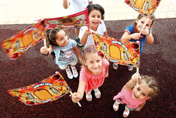 מפגש עמוק עם התורה יכול לגרום לנו לעוף. שמחת תורה, אשקלון 2013  צילום: אדי ישראל