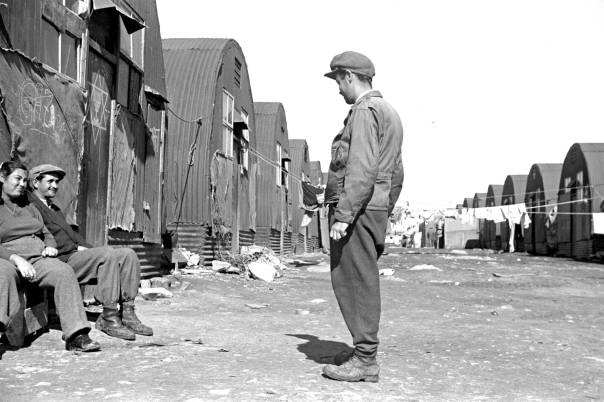 "גרמניה ופולין כבר מאחור, אך ארץ ישראל עדיין בגדר חלום". מחנה מעצר בקפריסין, 1949 צילום: לע"מ