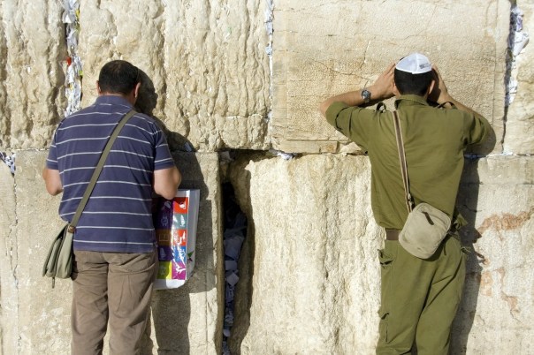להסתכל על החילוניות כאתגר דתי. תפילה בכותל  צילום: שאטרסטוק 