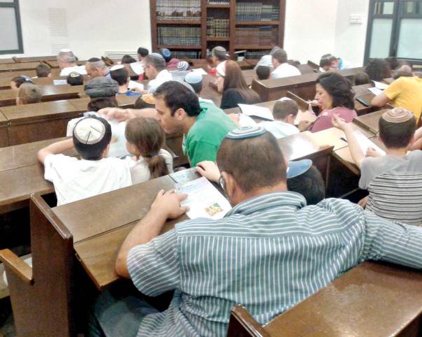 לימוד גמרא לשמה. לימוד הדף היומי בשהם צילום: איסר בלזם 