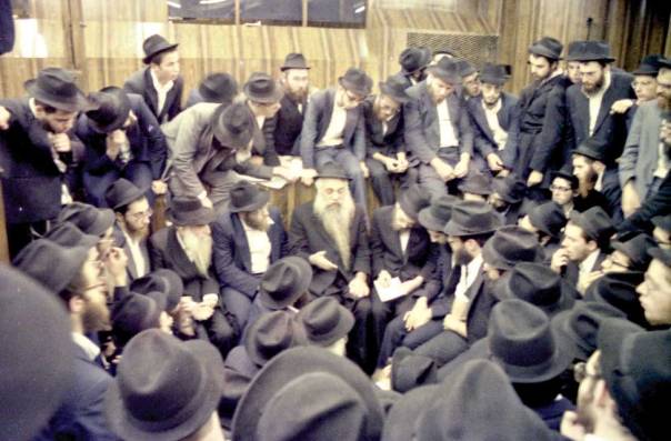 "ההיקף ועוצמת העשייה לא יוכלו להתקיים ללא ביטול הצרכים והרצונות הפרטיים". ר' יואל כהן מתוועד עם חסידים ב־770 