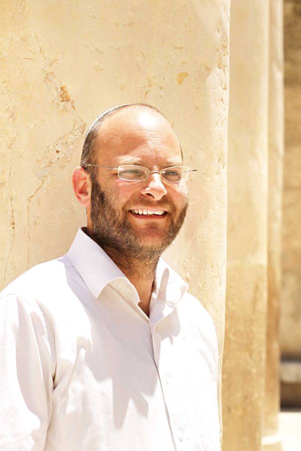 ליאור אנגלמן הוא מחבר הספר "לא מפסיקים אהבה באמצע"  (כנרת, זמורה־ביתן, 2014) צילום: מרים צחי