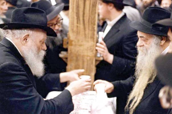 ר' יואל כהן מקבל כוס של ברכה מהרבי מלובביץ' הצילומים באדיבות JEM  