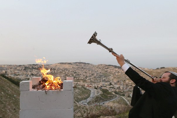 השראת שכינה או אש שתאכל את כולנו? טקס זכר לקרבן הפסח, ירושלים תשע"ג צילום: פלאש 90