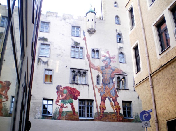 המציאות עוטה מסכות. דוד וגוליית, ציור קיר בגרמניה  צילום: כ.אלון 