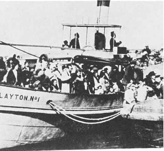  העיר התרוקנה מיהודיה. יהודים מגורשים מהארץ על־ידי התורכים, נמל יפו, 1915  צילום: אוסף פרטי מרדכי נאור 