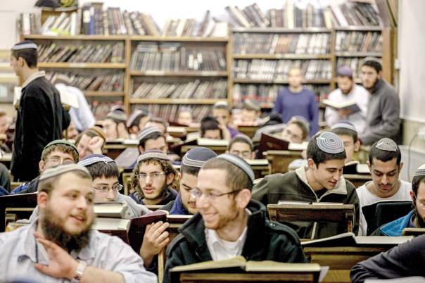 ביאורים על הש"ס הם נחלתם של ציבורים אחרים. לימוד בישיבת מרכז הרב  צילום: פלאש 90