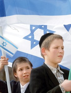 מעדיפים לחיות בארץ הדומה לפולין או לבלרוס? ילדים יהודים באוקראינה  צילום: EPA