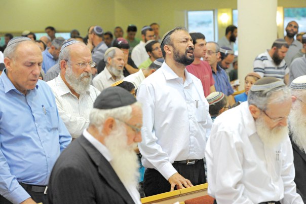 הרבנים ברכיהו, יחזקאל קופלד, מיכאל הרשקוביץ ואלישע וישליצקי בתפילה לשלום החטופים צילום: ראובן קסטרו