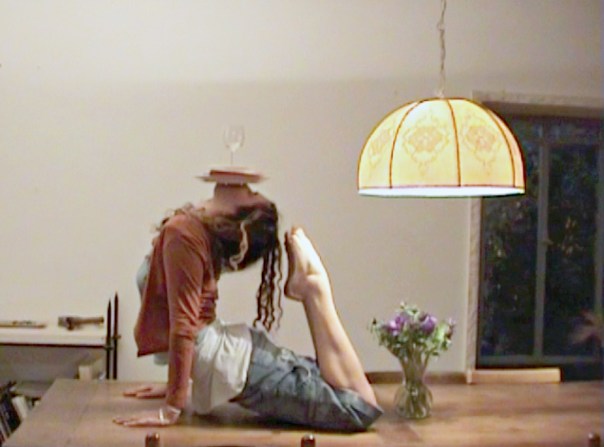 רגע ההמתנה, המבשר חורבן, קפא לנצח. תמר אטון, "שולחן" (וידאו), 2007 