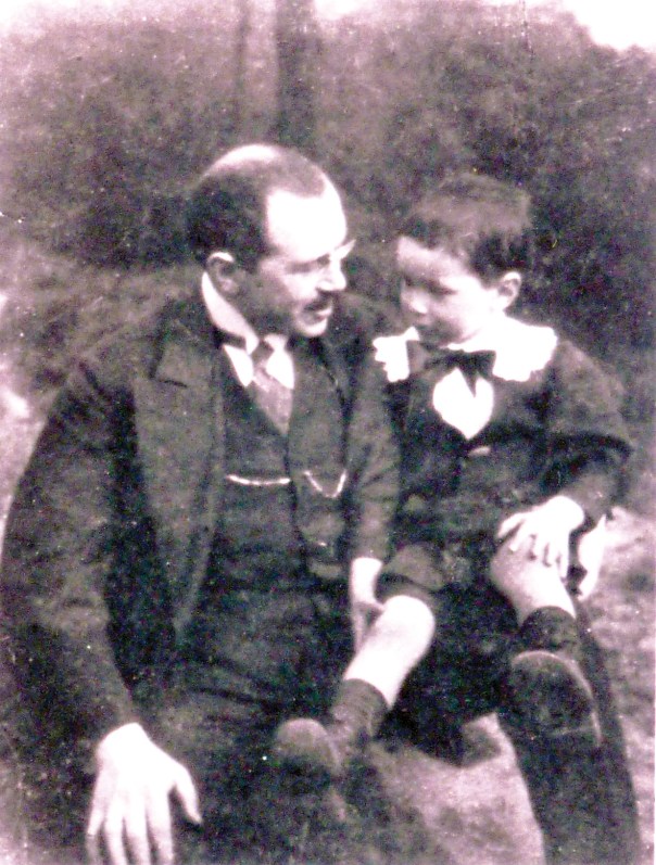 עמנואל שאול, מחבר הפואמה "לילדיי", עם בנו, 1910באדיבות שי שאול