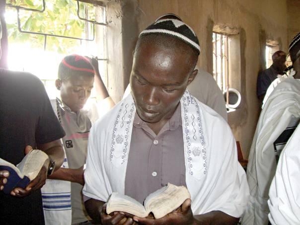 השאלה הרלוונטית היא לא כיצד נראה יהודי, אלא מיהו יהודי. שבט אבודיה באוגנדה