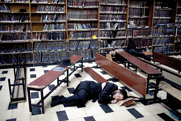 במשך הגלות הארוכה לא היה ליהודי כל קושי להזדהות עם החורבן. תשעה באב, מאה שערים                                           צילום: EPA