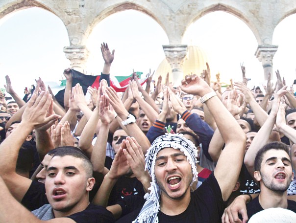 הם ואנחנו קרויים "מאמינים", אך זהו שיתוף השם בלבד. מוסלמים בהר הבית  צילום: EPA 