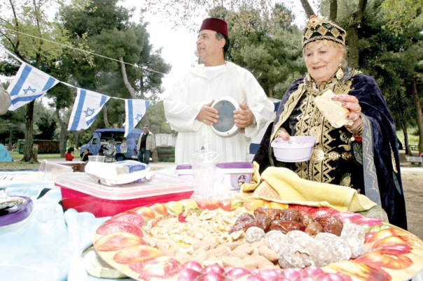 חגיגה לנערה שנמצא לה בן זוגה. חגיגות המימונה צילום: מרים צחי
