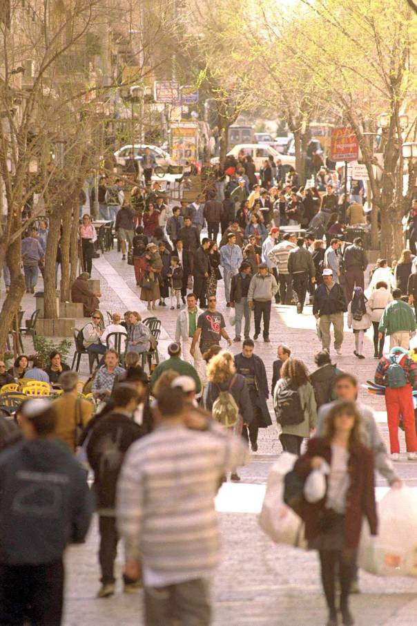 "בְּאֶמְצַע בֶּן יְהוּדָה, בַּהוֹמֶה". המדרחוב בירושלים  צילום: משה מילנר, לע"מ 