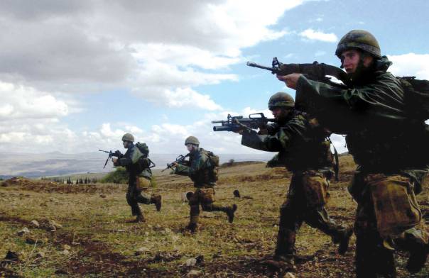 אחד רוצה להיות בדיוק כמו אבא, השני לגמרי לא. חיילי סיירת גולני צילום: דובר צהייל