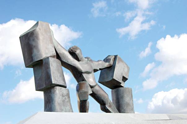  אל לה לעיר להסתגר בחומת שנאה. פסל שמשון באשדוד לזכר גיבורי השואה ומלחמות ישראל  הפסל: ברוך וינד. צילום: ענת צילקר 