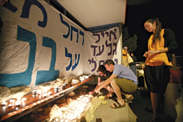 הצרה חשפה שוב את הערבות ההדדית. מדליקים נרות לזכר שלושת הנערים, צומת גוש עציוןצילום: מרים צחי