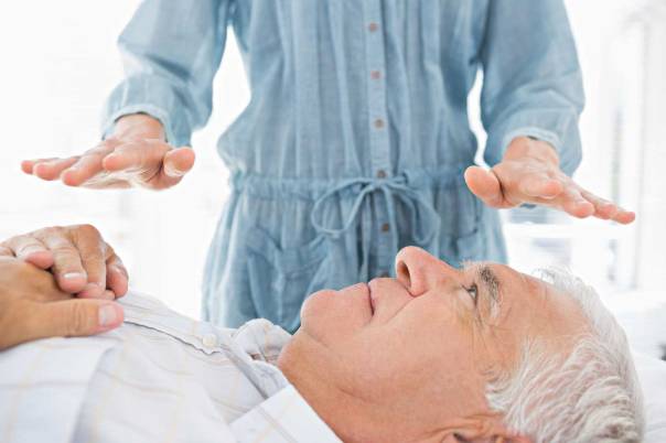 להסדיר את הרפואה המשלימה מבחינה חוקית ורפואית. טיפול רייקי צילום: שאטרסטוק 