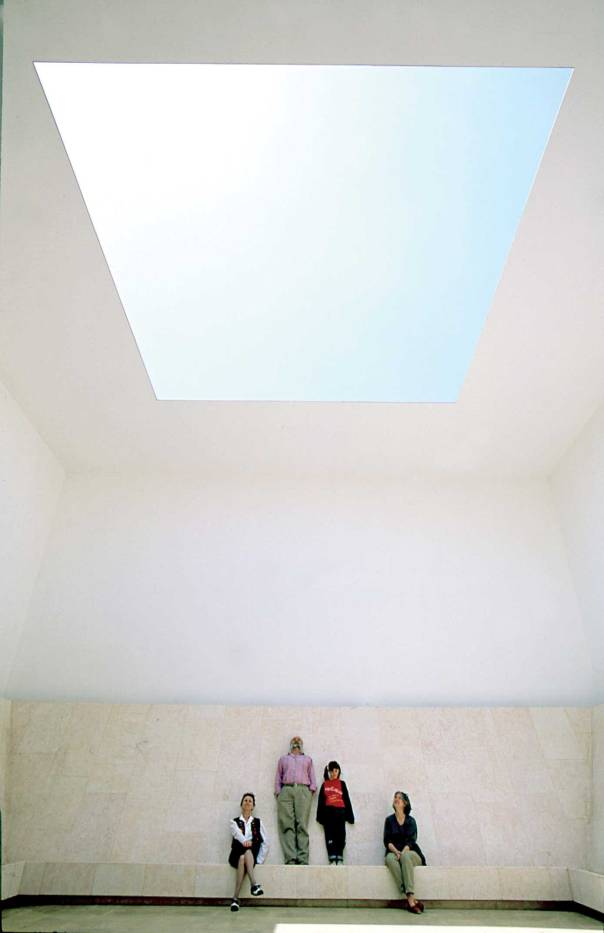 מוציא את האור מתפקידו המסורתי.  החלל הרואה, 1992. 