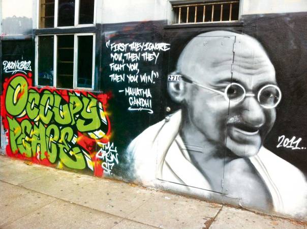 האלימות היא נשקו של החלש, של המדכא. גרפיטי של מהאטמה גנדי בסן פרנסיסקו, 2011 צילום: Victor grigas