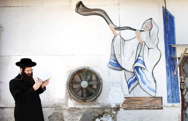 היהודי של יום הכיפורים לא יוכל להתחמק מהמסר של ראש השנה. מפעל שופרות בתל אביב, 2012 צילום: epa 