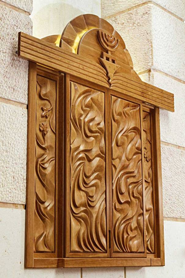 ירמי קמחי, ארון קודש "עדנה לגולן", 2014. מתוך התערוכה המוצגת בתאטרון ירושלים צילום: אודי קצמן