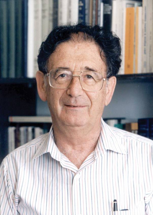 בחלקים מהספר מתגלה כאינטלקטואל וידען. יהודה באואר