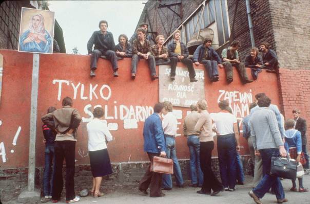 השתלטות במסווה של "מאמצי שיקום". פועלים שובתים, פולין, 1980 צילום: אי.אפ.פי