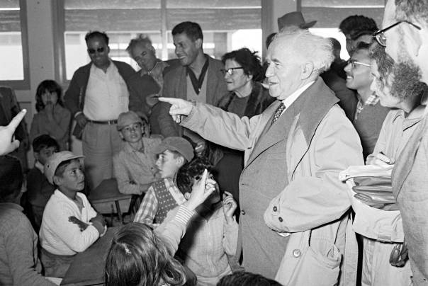 הפגישה האחרונה בין המנהיגים הסתיימה בהתנשאות מלגלגת מצדו. בן גוריון בביקור בבית ספר ממלכתי באשדוד ים צילום: משה פרידן, לע״מ