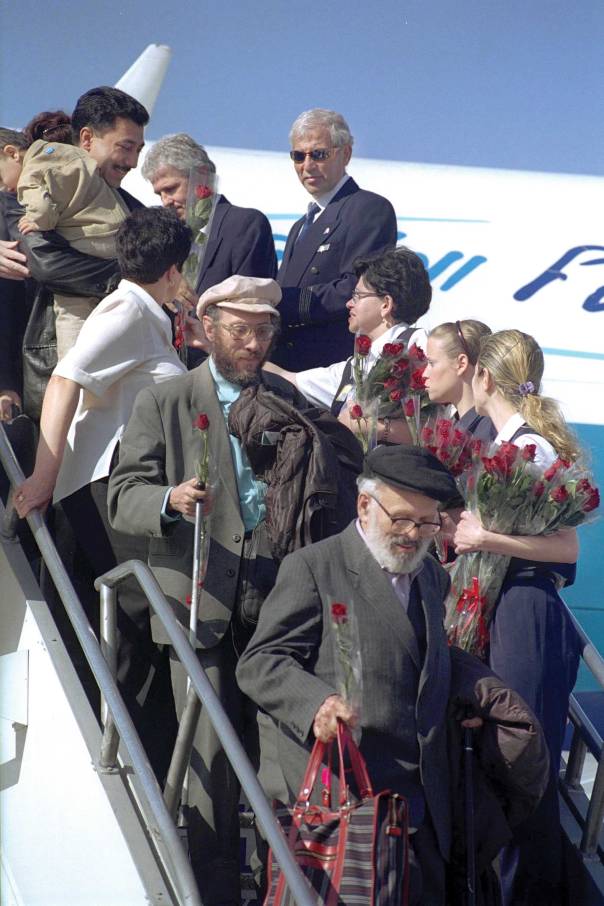 להשקיע מאמץ רוחני בעבודה עם כלל יוצאי ברית המועצות. נמל התעופה בן גוריון, 2000  צילום: משה מילנר, לע"מ 