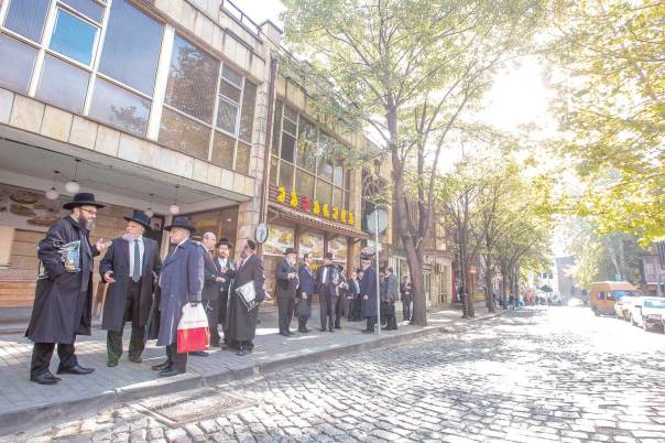 לפני בית הכנסת בית רחל. 