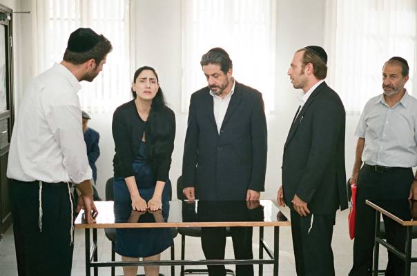 הזלזול וההשפלה שחוותה האשה מצד הדיינים ערערו אותה לחלוטין. מתוך הסרט