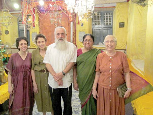 יונתן סגל (במרכז) בבית הכנסת בקוצ'ין  צילומים: יונתן סגל 