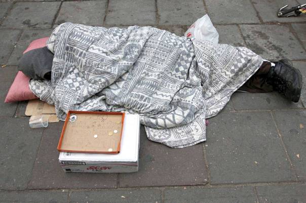 אידיאל מקצועי ותכנית עסקית חדשה - קבצנות. חסר בית בתל אביב  צילום: פלאש 90 