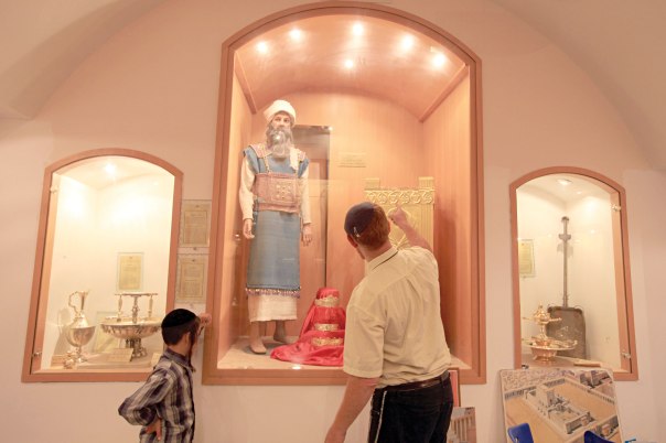 מוכנות מלאה למסירות נפש. בגדי כהן גדול, מכון המקדש בירושלים  צילום: פלאש 90 