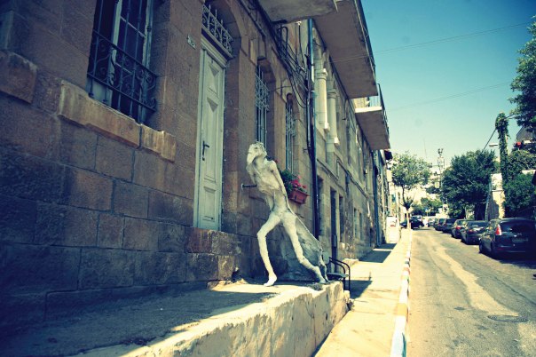 בין רוחות התזזית של הצעירות לערוב הימים בזקנה המפייסת   צילום: ענר טאוסיג