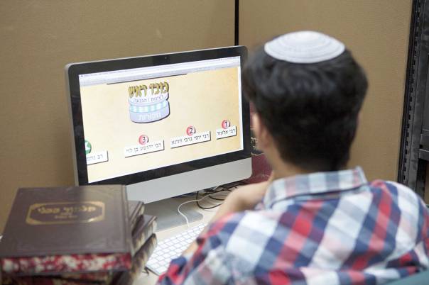 לימוד תורה חי ולא פלט הוראות של תוכנת מחשב צילום: אופיר דוד 