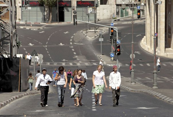 אנשים מכל הגוונים פוסעים בכבישים הריקים מכלי רכב. יום כיפור בירושלים, 2009 צילום: רויטרס