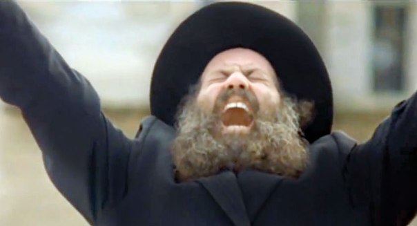 אחד המתפללים הדגולים של הקולנוע הישראלי . שולי רנד ב"אושפיזין" צילום מסך