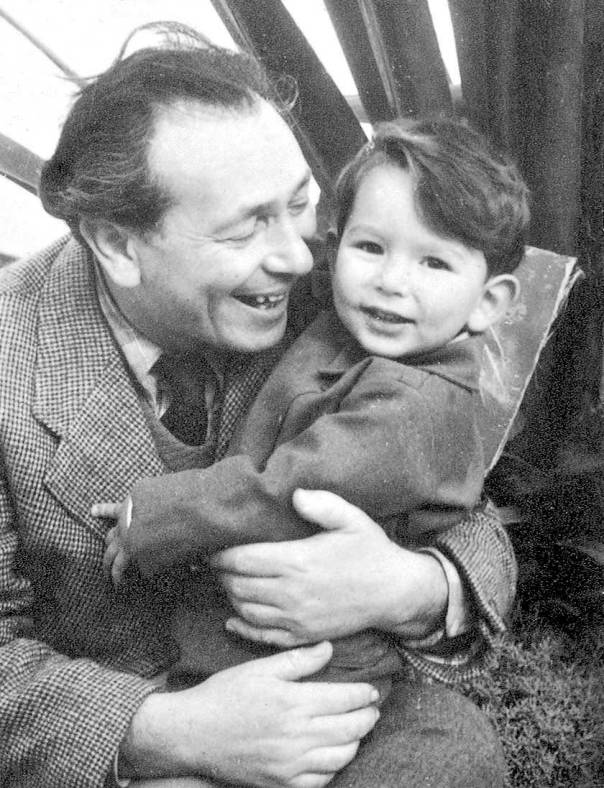 רגש כבוד כלפי האנשים הקטנים, הילד ירון עם אביו בצלאל צילום מתוך הספר